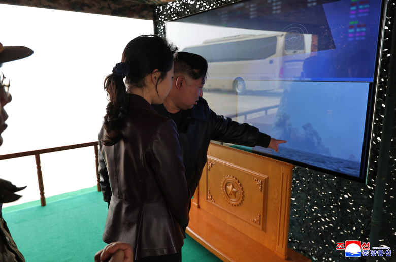 北방사포 타격훈련…김정은 "420㎞ ...