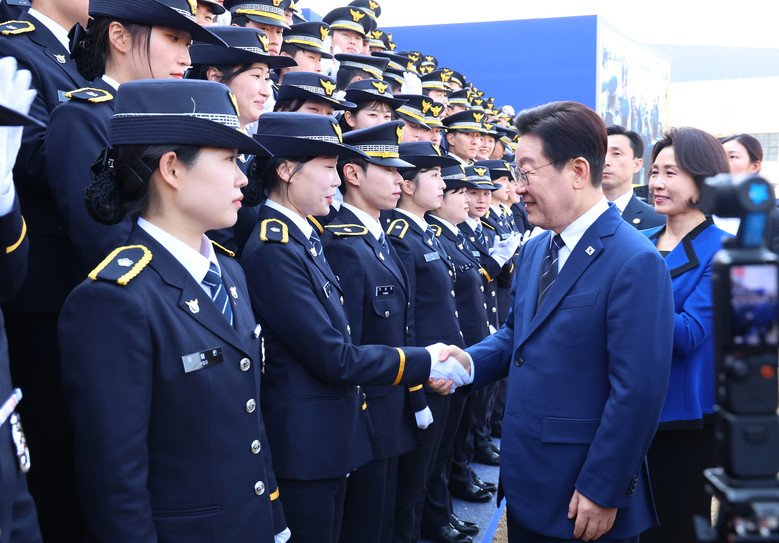 이재명 대통령, 신임 경찰 임용식 참...